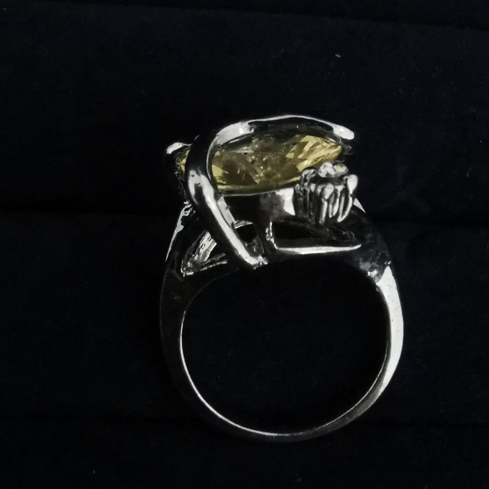 #31~NWOT. Beautiful woman ring.